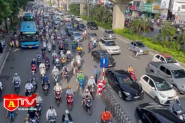 Triển khai dải phân cách cứng trên đường Nguyễn Trãi, phương tiện vẫn vô tư trộn dòng