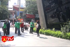 Giải pháp nào với tình trạng xe ôm tụ tập đón khách trước ga Cát Linh- Hà Đông?