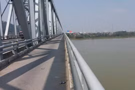 Mẹ ôm con gái 4 tháng tuổi nhảy cầu tự tử