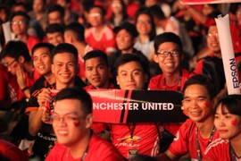 Fan M.U tại Việt Nam "quẩy" tưng bừng với 2 huyền thoại Quỷ đỏ
