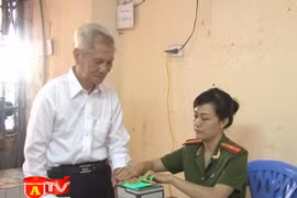 CAQ Ba Đình đến tận khu dân cư làm thủ tục cấp CMND cho người già yếu