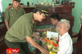 Công an Hà Nội thăm tặng quà các đồng chí cán bộ lão thành cách mạng