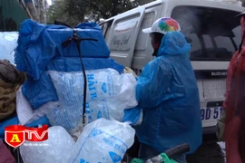 Người lao động chật vật mưu sinh trong giá rét