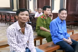 Người cầm dao, kẻ dùng chai bia vỡ, hàng xóm 'xử nhau'