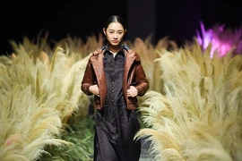 Xu hướng thời trang ứng dụng thống trị Việt Nam Fashion Week Fallwinter 2017
