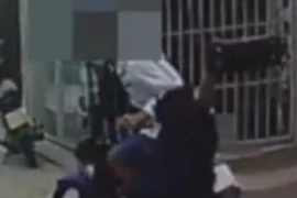 Người phụ nữ bị tên cướp giật dây chuyền ngã nhào trên đường