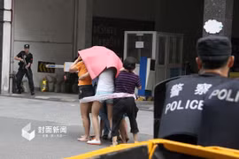 Trung Quốc: Hai phụ nữ táo tợn dùng súng bắt cóc con tin