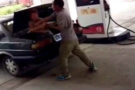 Chồng đánh vợ, nhét vào cốp xe gây "bão mạng"