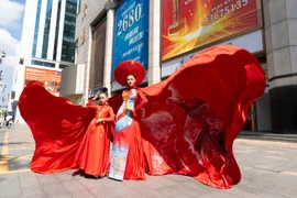 Nhà thiết kế Thạch Linh mang áo dài bản đồ Việt Nam ra thế giới