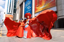 Nhà thiết kế Thạch Linh mang áo dài bản đồ Việt Nam ra thế giới