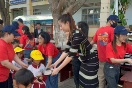 Hoa hậu Lương Thùy Linh đội mưa gió lên vùng cao làm từ thiện