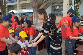 Hoa hậu Lương Thùy Linh đội mưa gió lên vùng cao làm từ thiện