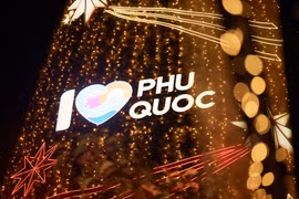 Phú Quốc thắp sáng cây thông 24m, bắn pháo hoa hàng đêm trong dịp cuối năm 2023