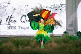 Cô bé 10 tuổi mặc áo dài "vải thiều, bánh đậu xanh" làm "vơ đét" trên sàn diễn thời trang 