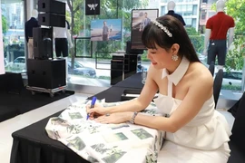 Diễn viên Thanh Hương bán đấu giá áo "Luyến lươn" trong phim "Cuộc đời vẫn đẹp sao"