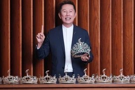 Sau cuộc "khẩu chiến" với fans sắc đẹp Việt, Chủ tịch "Hoa hậu Hòa bình quốc tế" nói gì khi đến Việt Nam?