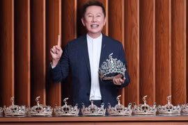 Sau cuộc "khẩu chiến" với fans sắc đẹp Việt, Chủ tịch "Hoa hậu Hòa bình quốc tế" nói gì khi đến Việt Nam?