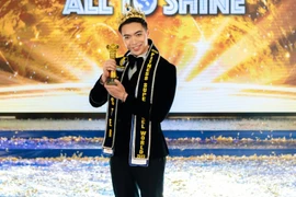 Nam người mẫu gốc Việt cao 1m85 đăng quang "Nam vương siêu mẫu hình thể thế giới"