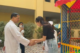 Hoa hậu Thùy Tiên đưa dự án "Vui lên nha" đến 7 bệnh viện