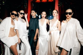 Khám phá hậu trường "chân dài" trong show thời trang của nhà thiết kế Công Trí