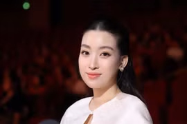 Cận cảnh nhan sắc Hoa hậu Đỗ Mỹ Linh khi tái xuất ngồi "ghế nóng"