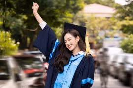 Hoa hậu Đỗ Thị Hà khoe bằng tốt nghiệp Đại học