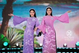 Bộ sưu tập áo dài được nhà thiết kế Việt Hùng lấy cảm hứng từ sóng biển