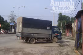 Cận cảnh ô tô chui đường làng, né trạm thu phí