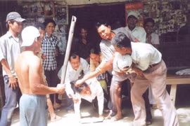 Côn đồ xông vào nhà dân chém người, cướp của