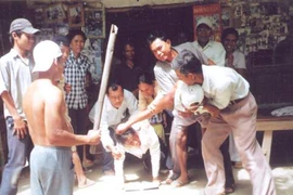 Côn đồ xông vào nhà dân chém người, cướp của