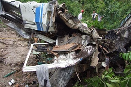 Xe tải lao xuống sườn núi, 3 người tử nạn