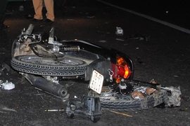  Húc vào ô tô, hai thanh niên chết thảm