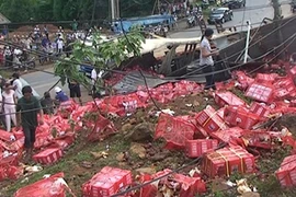 Lật 2 xe container chở trái cây cách nhau 5 phút