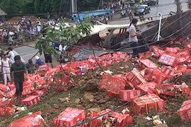 Lật 2 xe container chở trái cây cách nhau 5 phút