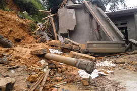 Sập taluy, 2 cháu bé bị vùi lấp