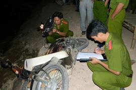 Đi tiểu tiện gặp xác chết nam 