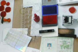 Bắt 2 đối tượng làm giả giấy tờ