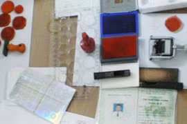 Bắt 2 đối tượng làm giả giấy tờ