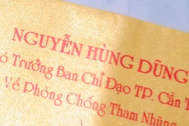 Tự nhận kỷ luật khiển trách vì in chức danh "chống tham nhũng" lên thiếp cưới 