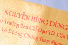 Tự nhận kỷ luật khiển trách vì in chức danh "chống tham nhũng" lên thiếp cưới 