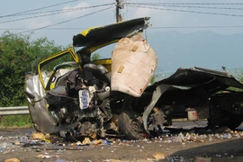 Ô tô tải chở bia bị TNGT, dân ùa ra “hôi của”