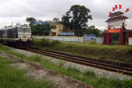 Nơi những trường học bị “tra tấn” bởi tàu hỏa