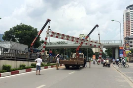 Xe Ngoại giao đâm đổ thanh chắn cầu vượt gây ùn tắc kéo dài