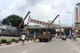 Xe Ngoại giao đâm đổ thanh chắn cầu vượt gây ùn tắc kéo dài