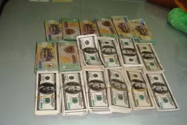 Lột túi du khách bằng bạc bịp 