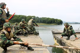 Xe tăng Quân đoàn 1 vừa lội vượt sông vừa khai hoả tiêu diệt mục tiêu