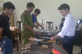 Thu giữ số lượng lớn vũ khí tại nhà đối tượng nghiện