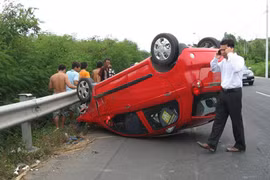 Ôtô tông xe bò, 5 người trọng thương