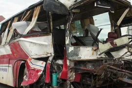 Xe khách và xe tải lại đấu đầu, 10 người bị thương rất nặng