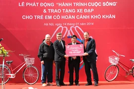 Khởi xướng chương trình “Hành trình cuộc sống" nhằm hỗ trợ học sinh nghèo